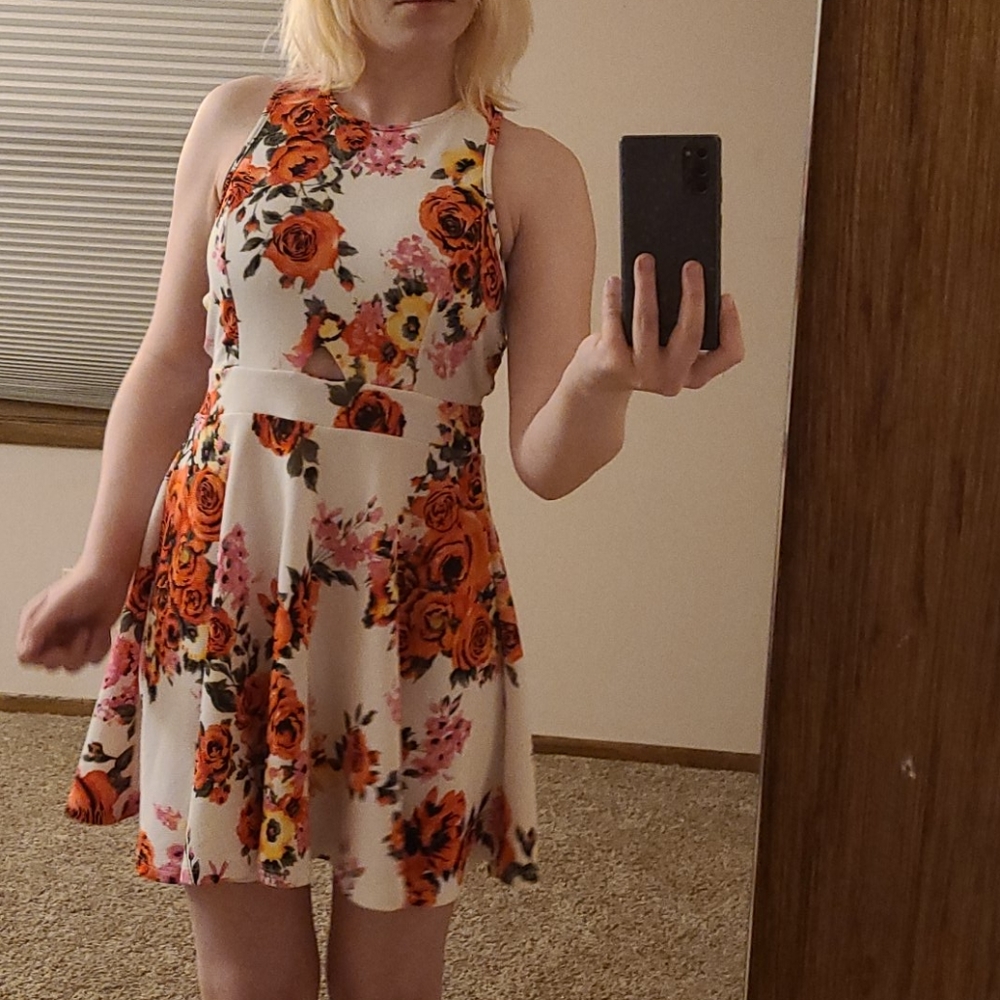 Like new floral sundress - Picture 2 of 8